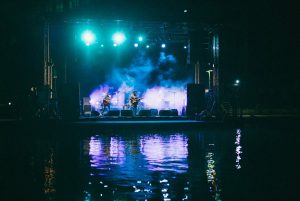 Scène flottante location concert sur eau BETC greausse fête Pantin